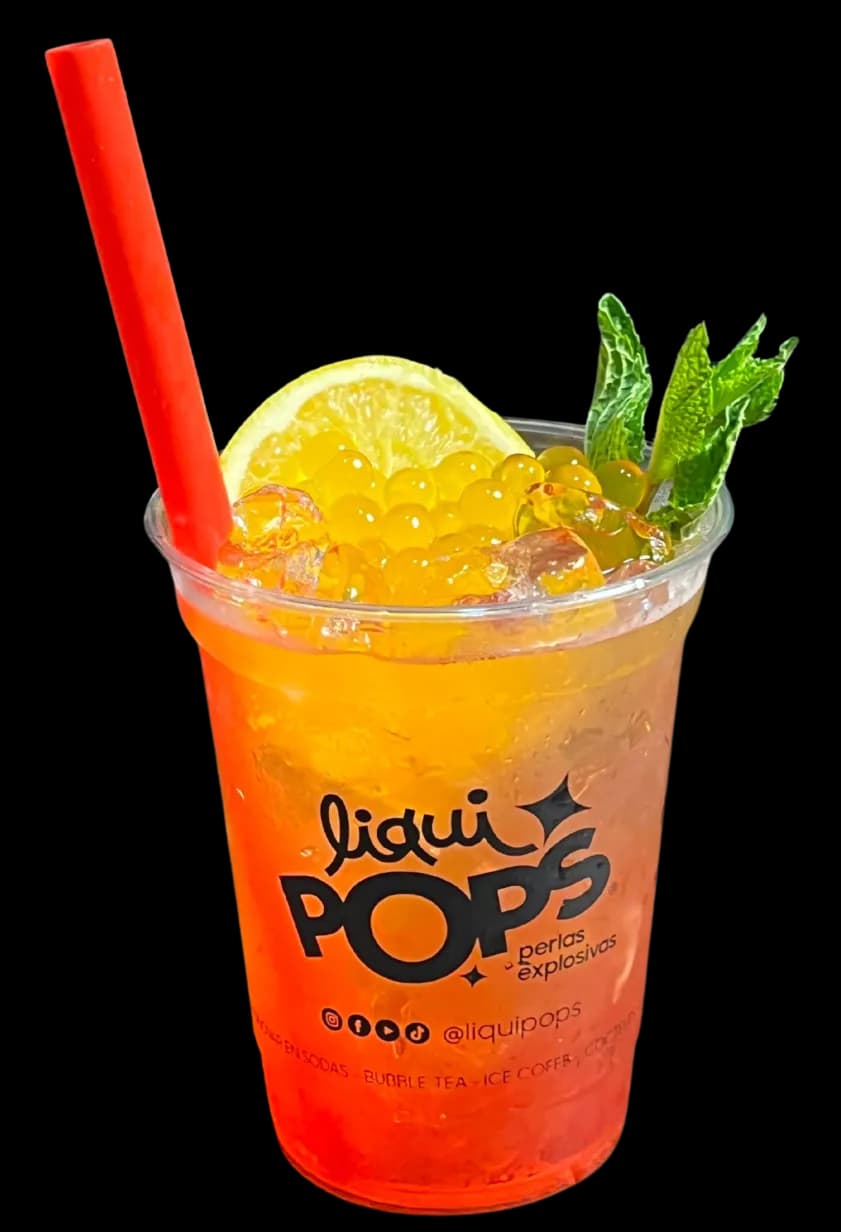 Vasos de bubble tea con perlas y fruta fresca